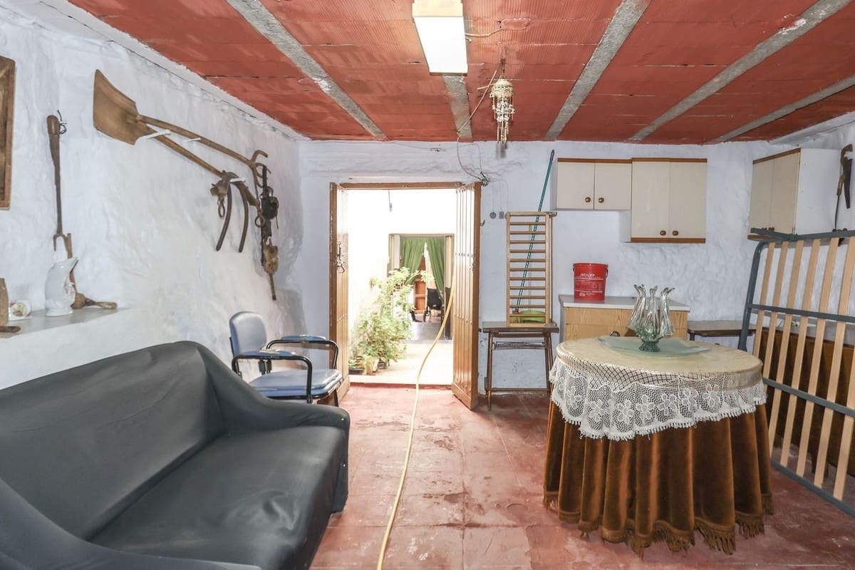 4 slaapkamer Huis te koop in Yunquera - € 110.000 (Ref: 8689911)