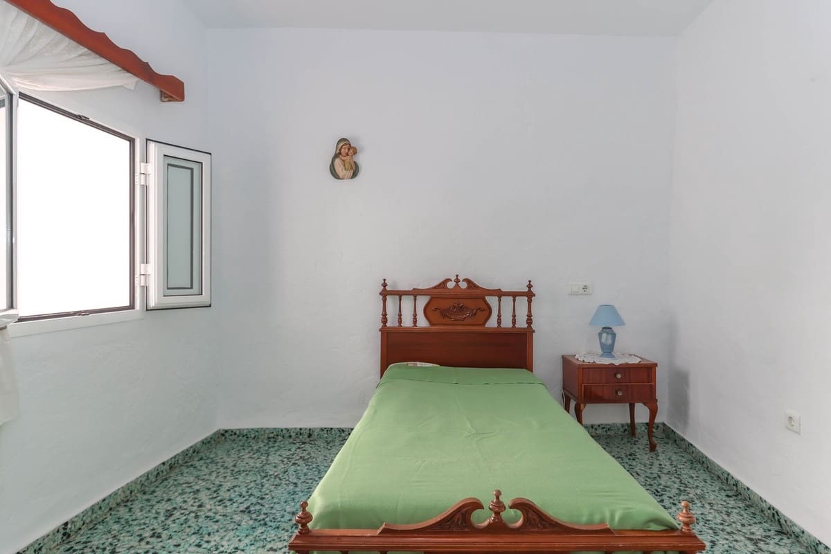 4 slaapkamer Huis te koop in Yunquera - € 110.000 (Ref: 8689911)