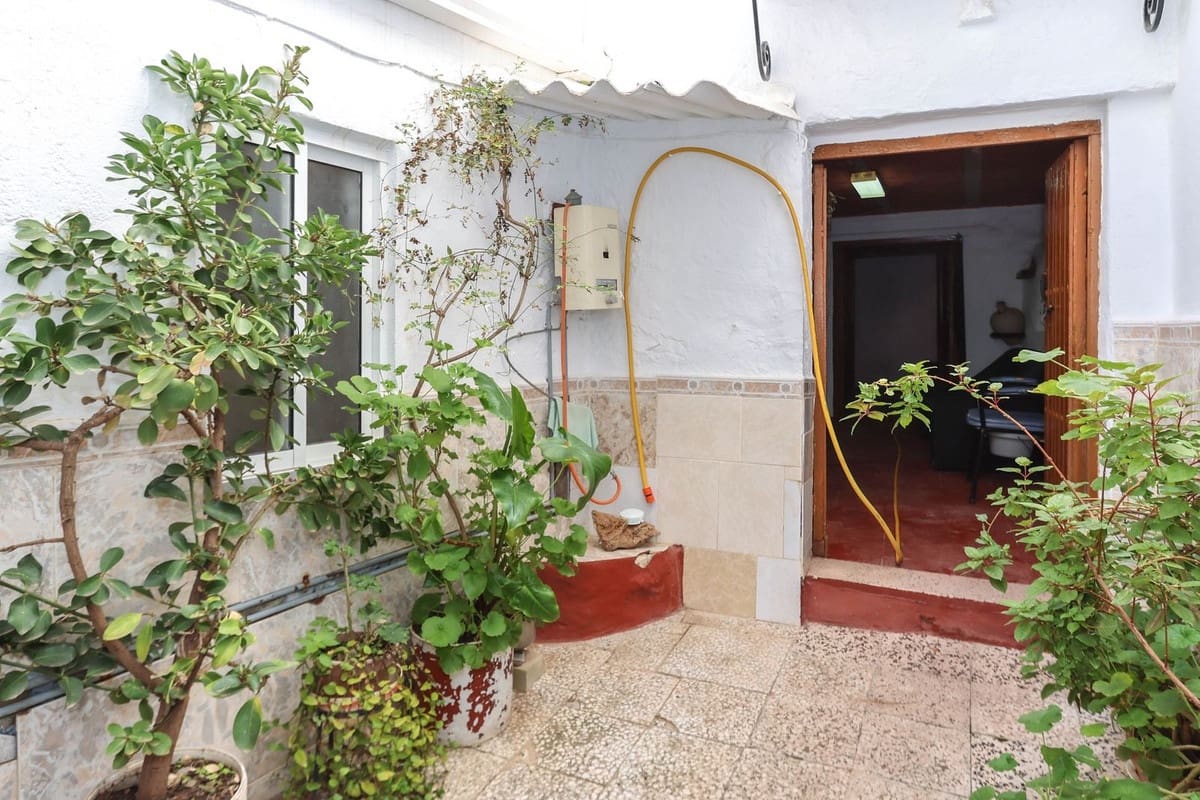 4 slaapkamer Huis te koop in Yunquera - € 110.000 (Ref: 8689911)