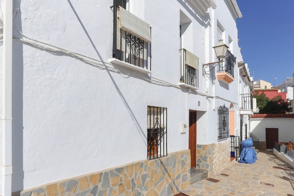 4 slaapkamer Huis te koop in Yunquera - € 110.000 (Ref: 8689911)