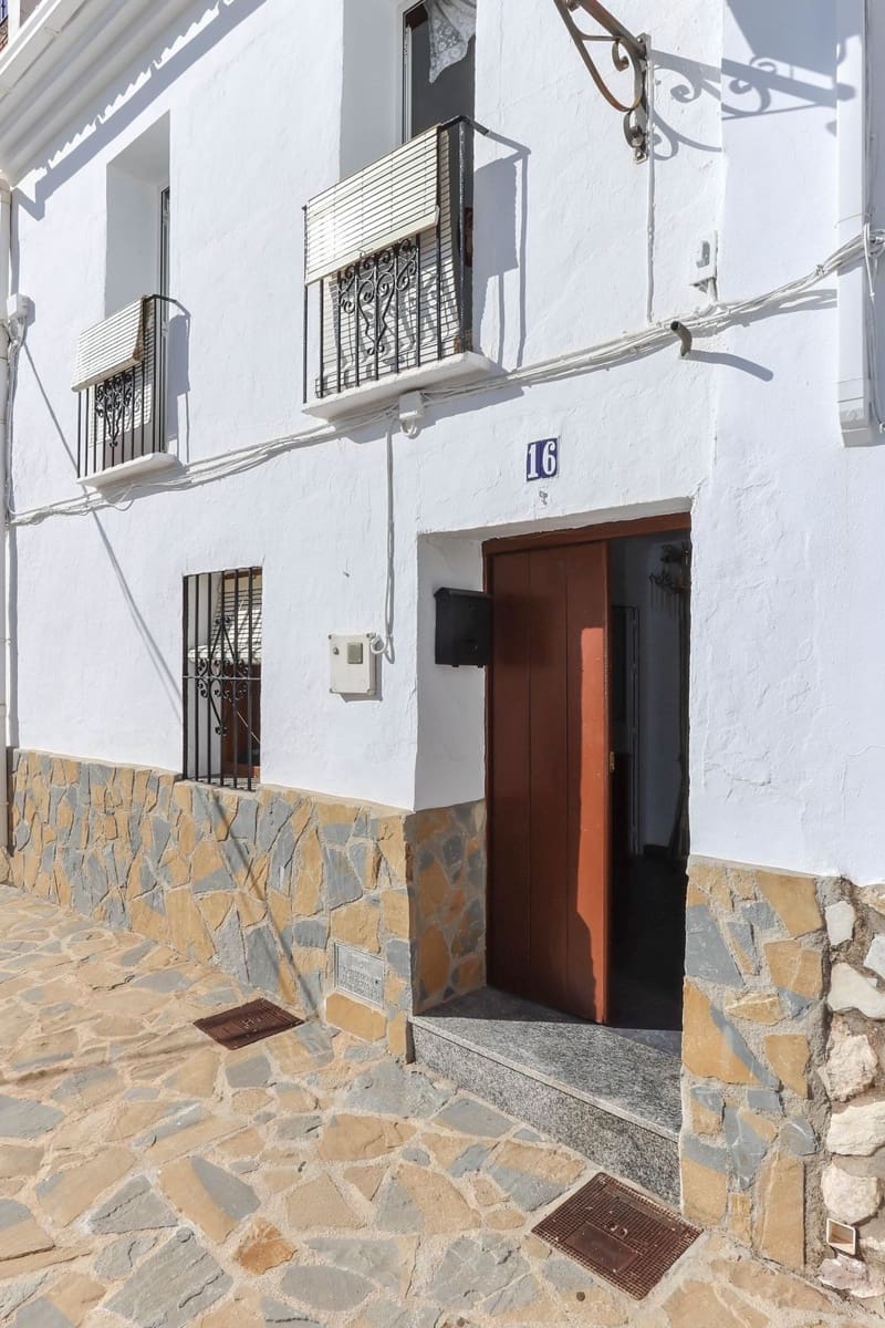 4 slaapkamer Huis te koop in Yunquera - € 110.000 (Ref: 8689911)