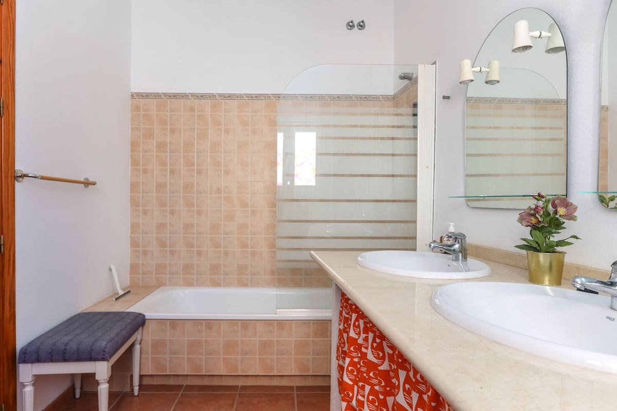 6 slaapkamer Hotel te koop in Tolox - € 275.000 (Ref: 8744256)