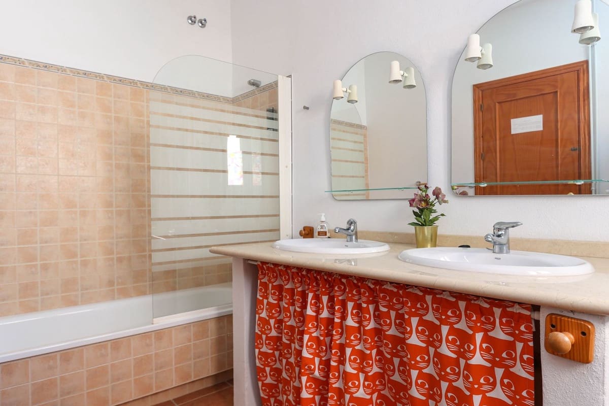 6 slaapkamer Hotel te koop in Tolox - € 275.000 (Ref: 8744256)