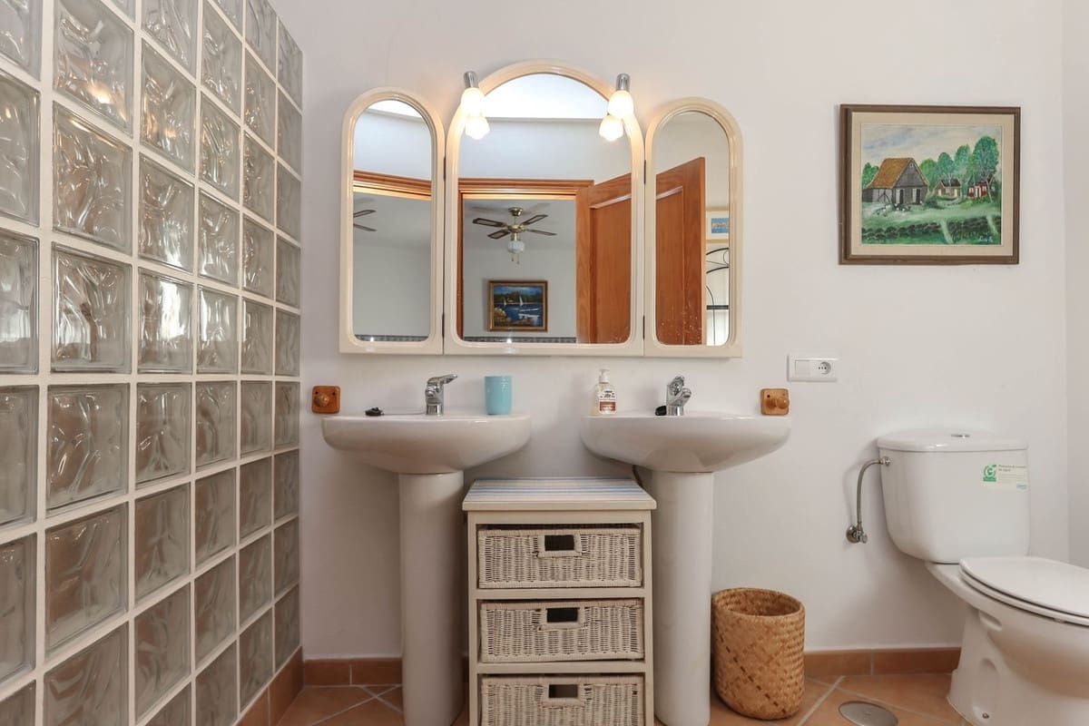 6 slaapkamer Hotel te koop in Tolox - € 260.000 (Ref: 8744256)