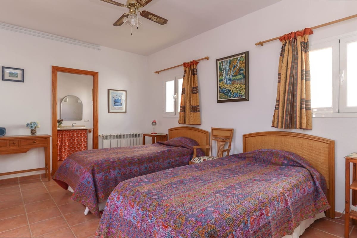 6 slaapkamer Hotel te koop in Tolox - € 260.000 (Ref: 8744256)