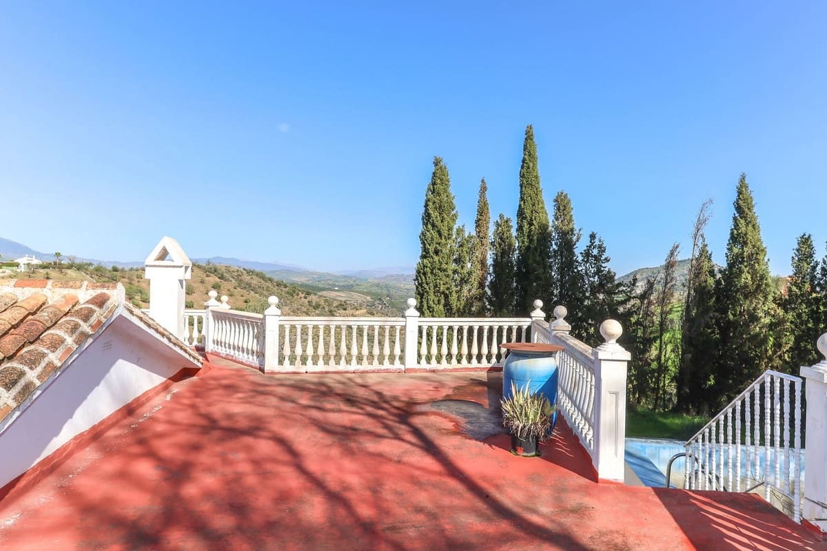 2 soveværelse Finca/Landehus til salg i Guaro med swimmingpool garage - € 330.000 (Ref: 8787296)