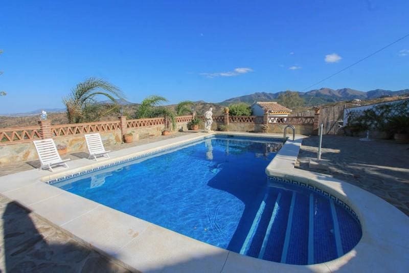 3 soveværelse Villa til salg i Guaro med garage - € 525.000 (Ref: 8790234)