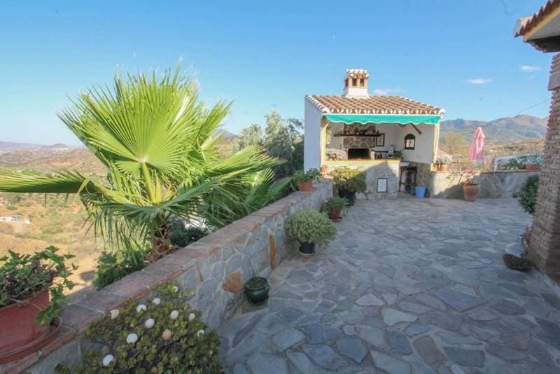 3 soveværelse Villa til salg i Guaro med garage - € 525.000 (Ref: 8790234)