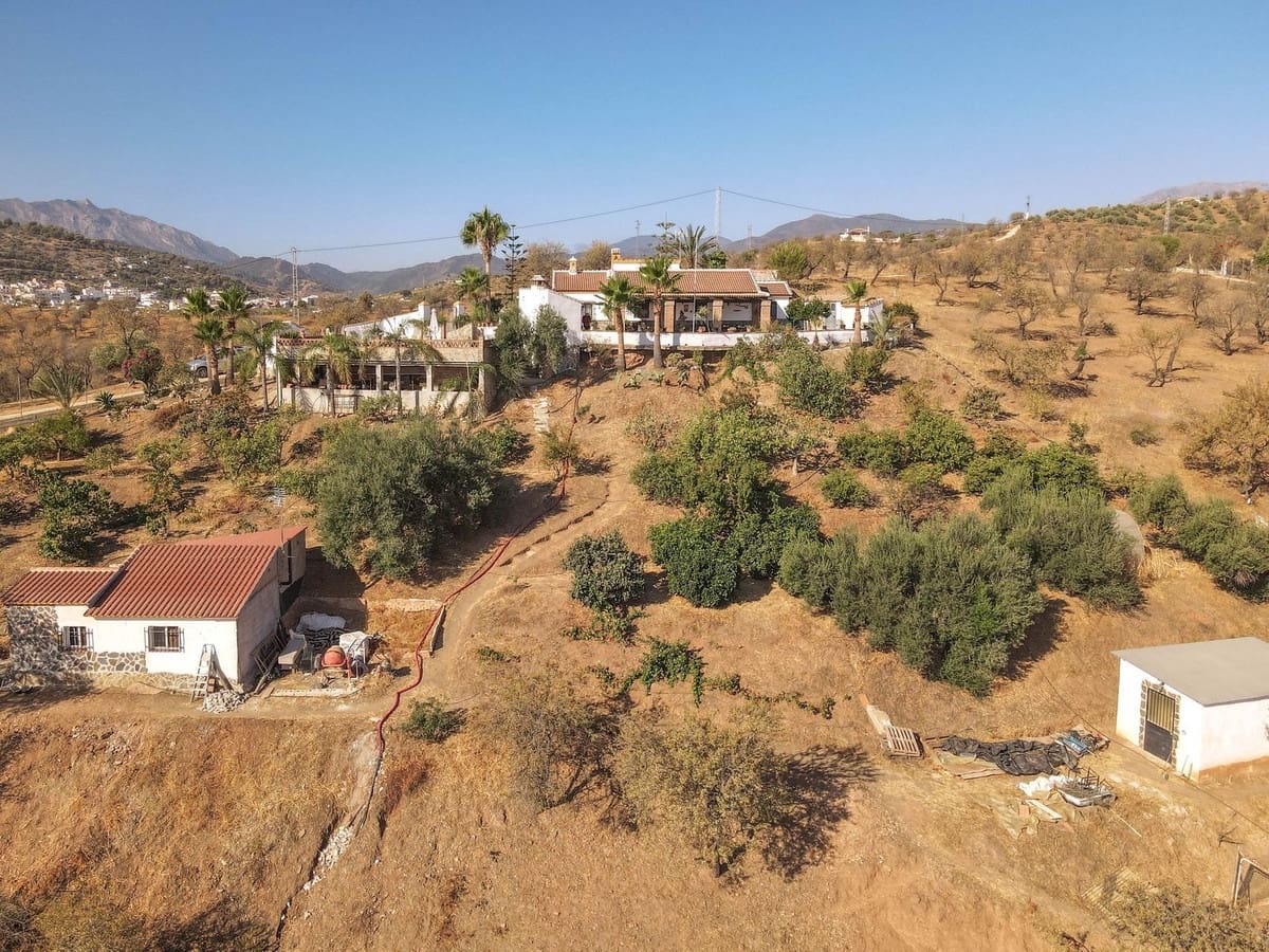 3 soveværelse Villa til salg i Guaro med garage - € 525.000 (Ref: 8790234)