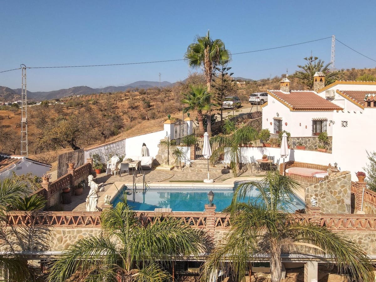 3 soveværelse Villa til salg i Guaro med garage - € 525.000 (Ref: 8790234)