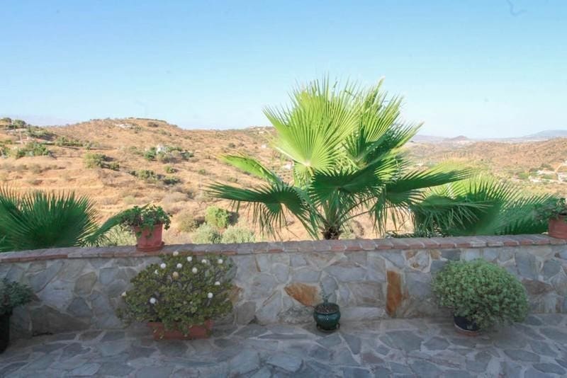 3 bedroom Villa for sale in Guaro with garage - € 525,000 (Ref: 8790234)