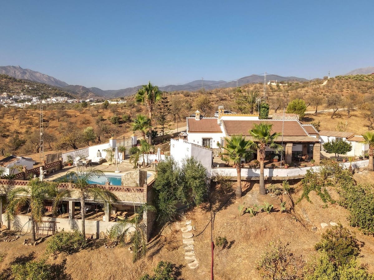 3 bedroom Villa for sale in Guaro with garage - € 525,000 (Ref: 8790234)