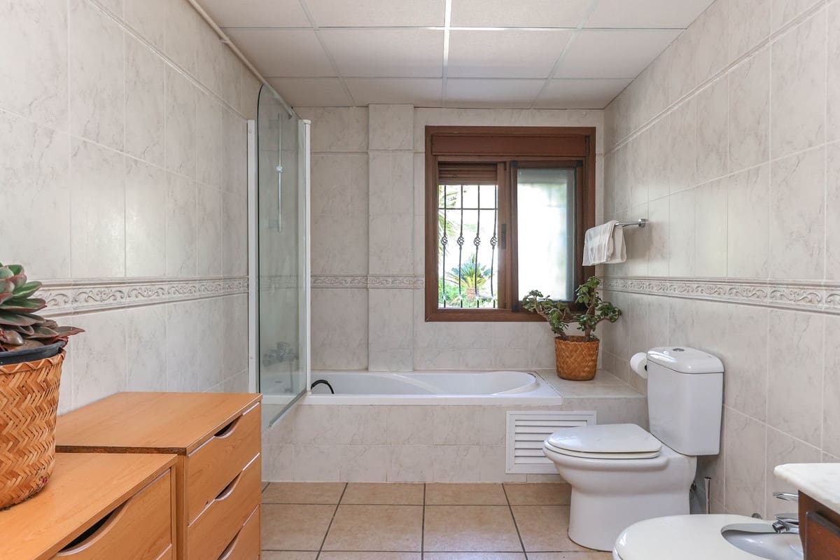 4 sypialnia Willa na sprzedaż w Alozaina z basenem garażem - 690 000 € (Ref: 8820798)