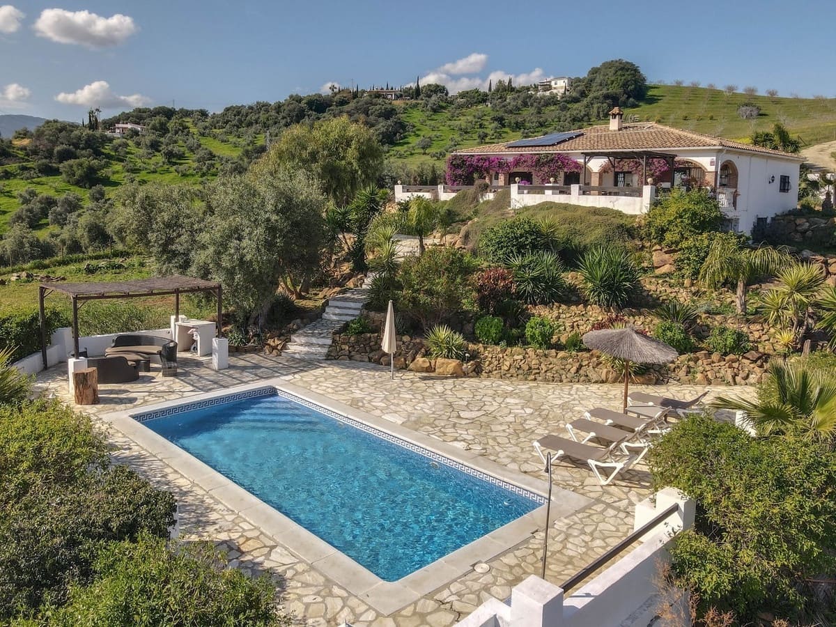 4 sypialnia Willa na sprzedaż w Alozaina z basenem garażem - 690 000 € (Ref: 8820798)