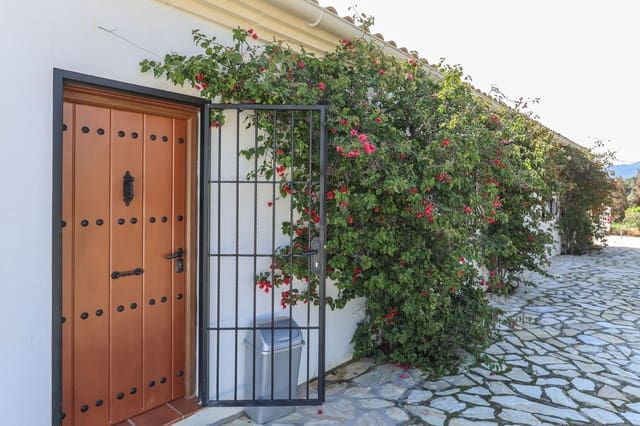 Chalet de 4 habitaciones en Alozaina en venta con piscina garaje - 690.000 € (Ref: 8820798)