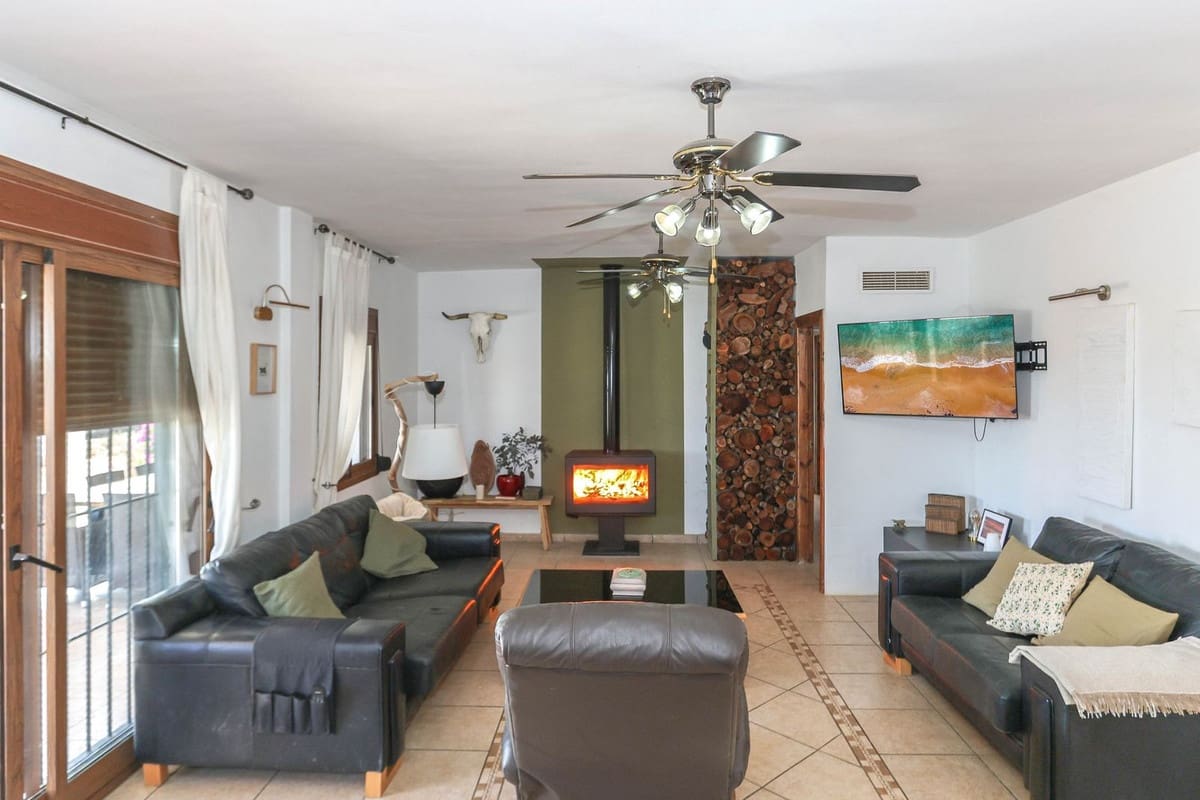 4 bedroom Villa for sale in Alozaina with pool garage - € 690,000 (Ref: 8820798)