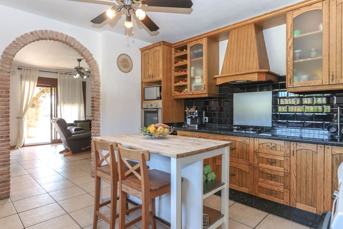 4 bedroom Villa for sale in Alozaina with pool garage - € 690,000 (Ref: 8820798)