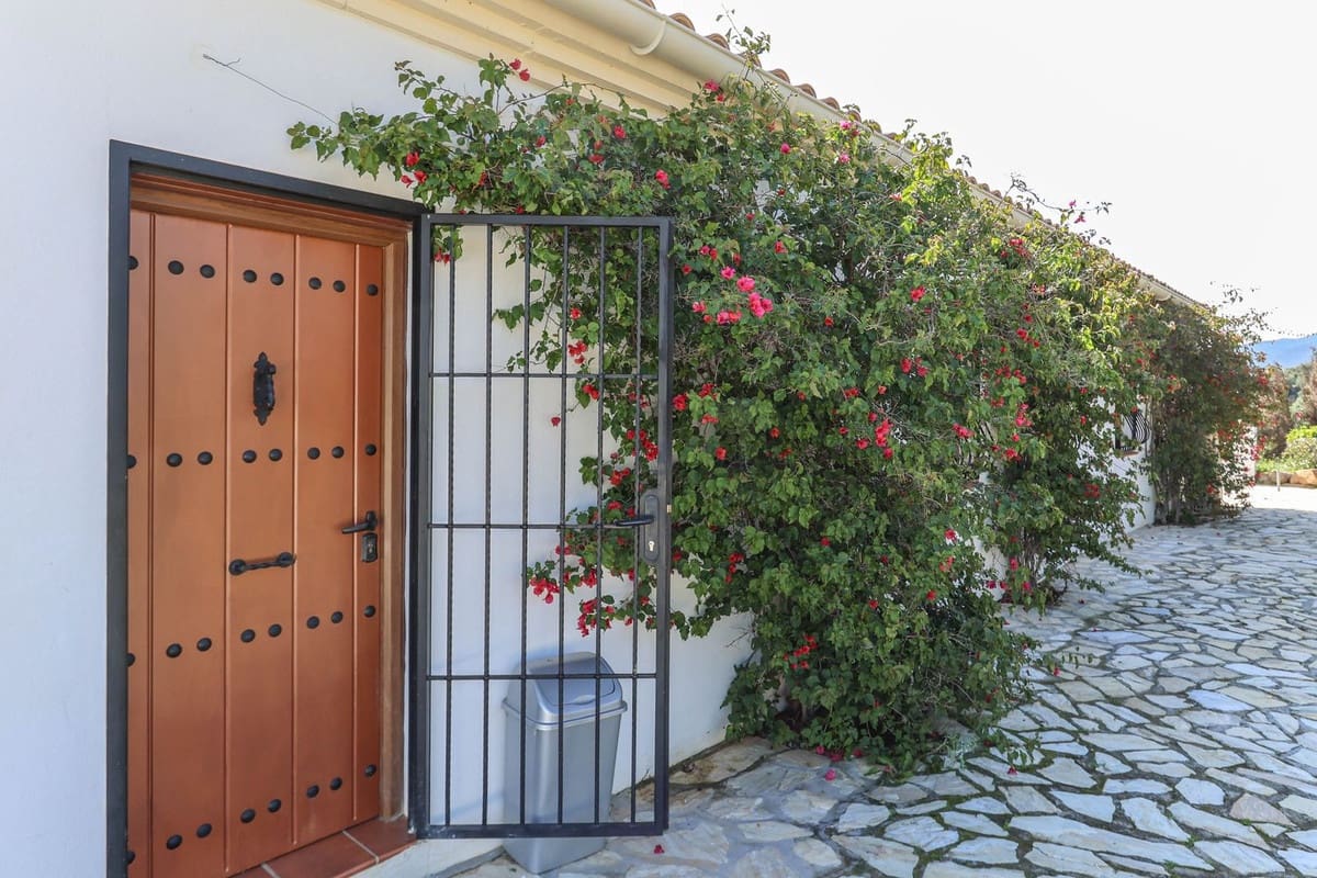 4 bedroom Villa for sale in Alozaina with pool garage - € 690,000 (Ref: 8820798)