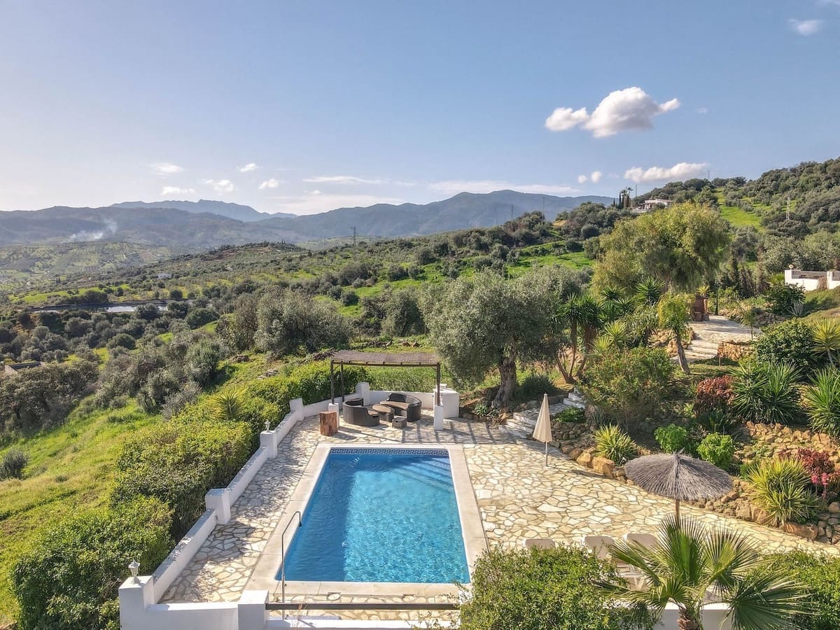 4 bedroom Villa for sale in Alozaina with pool garage - € 690,000 (Ref: 8820798)