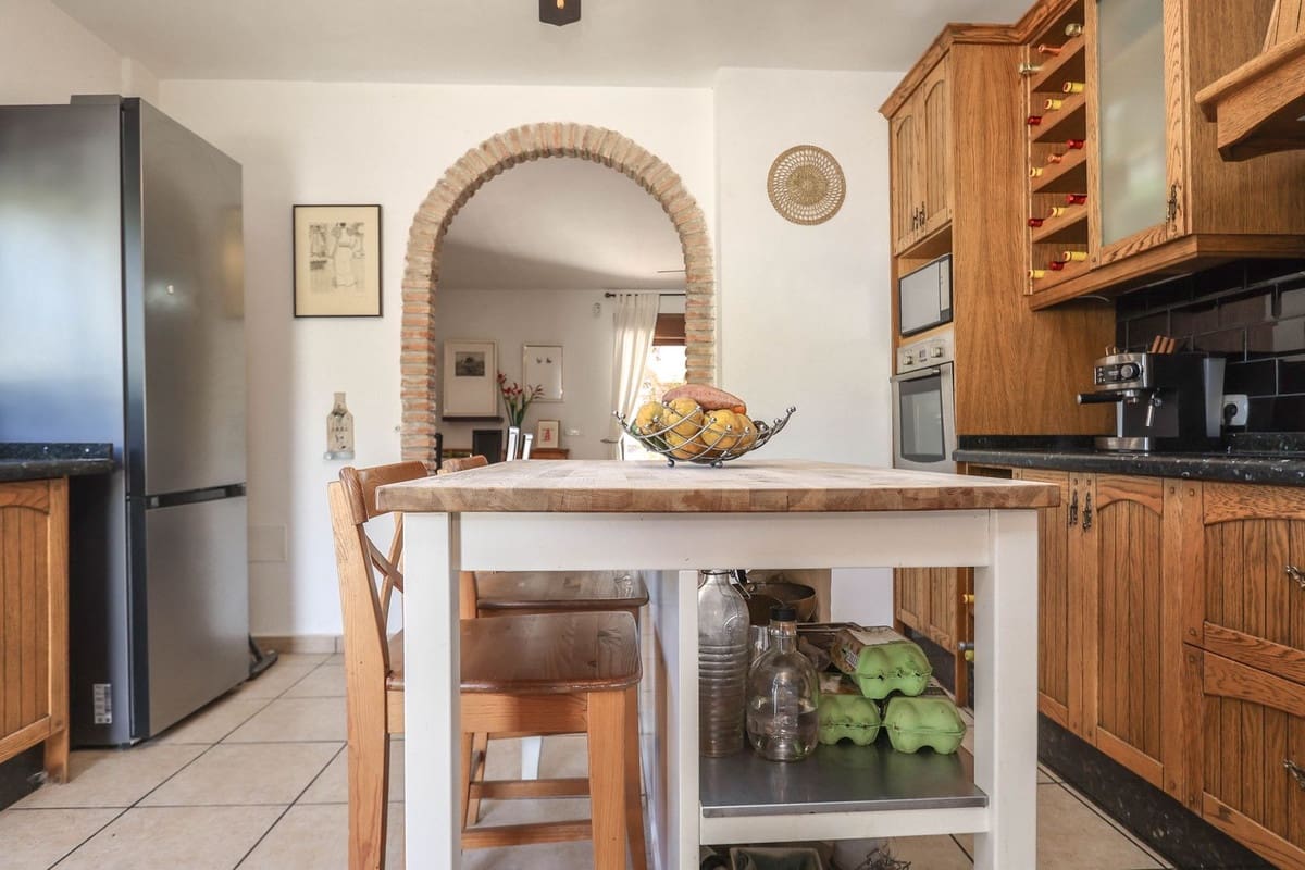 4 bedroom Villa for sale in Alozaina with pool garage - € 690,000 (Ref: 8820798)