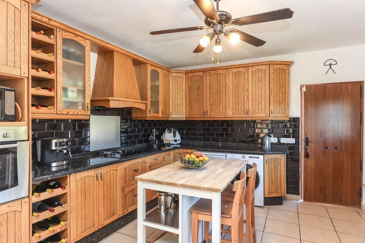 4 bedroom Villa for sale in Alozaina with pool garage - € 690,000 (Ref: 8820798)