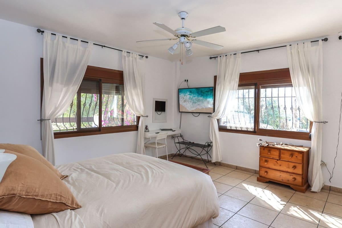 4 bedroom Villa for sale in Alozaina with pool garage - € 690,000 (Ref: 8820798)