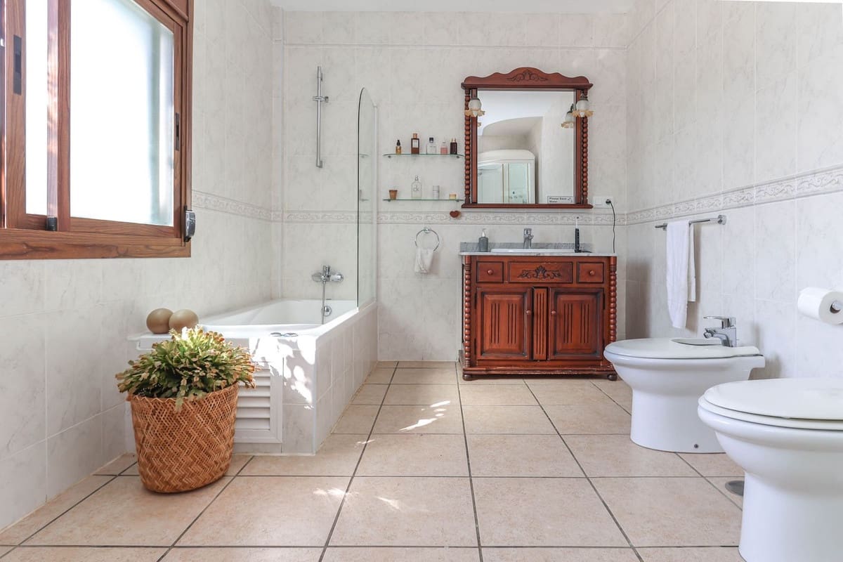 4 bedroom Villa for sale in Alozaina with pool garage - € 690,000 (Ref: 8820798)