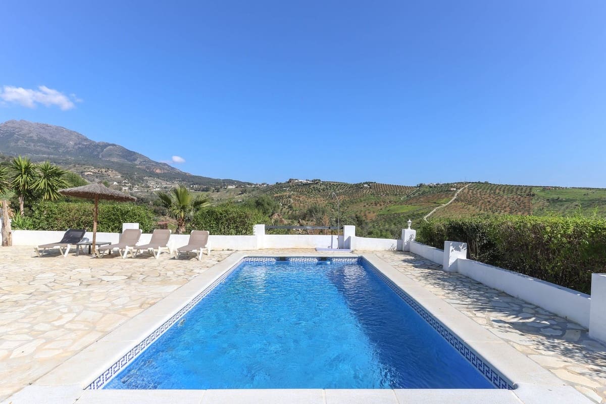 4 bedroom Villa for sale in Alozaina with pool garage - € 690,000 (Ref: 8820798)