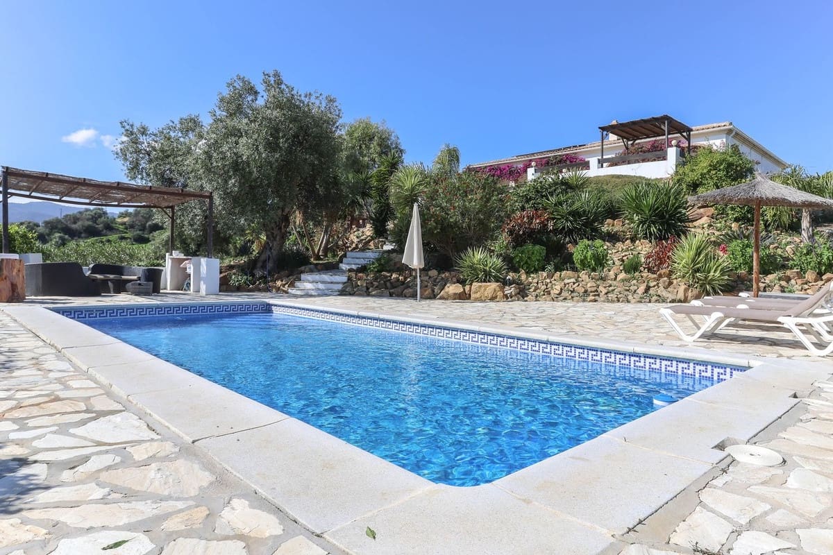 4 bedroom Villa for sale in Alozaina with pool garage - € 690,000 (Ref: 8820798)