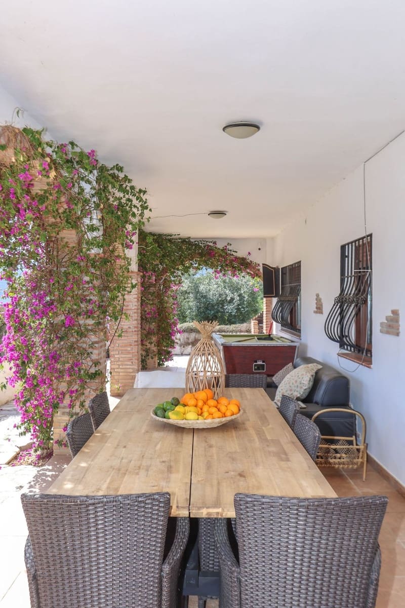 4 bedroom Villa for sale in Alozaina with pool garage - € 690,000 (Ref: 8820798)