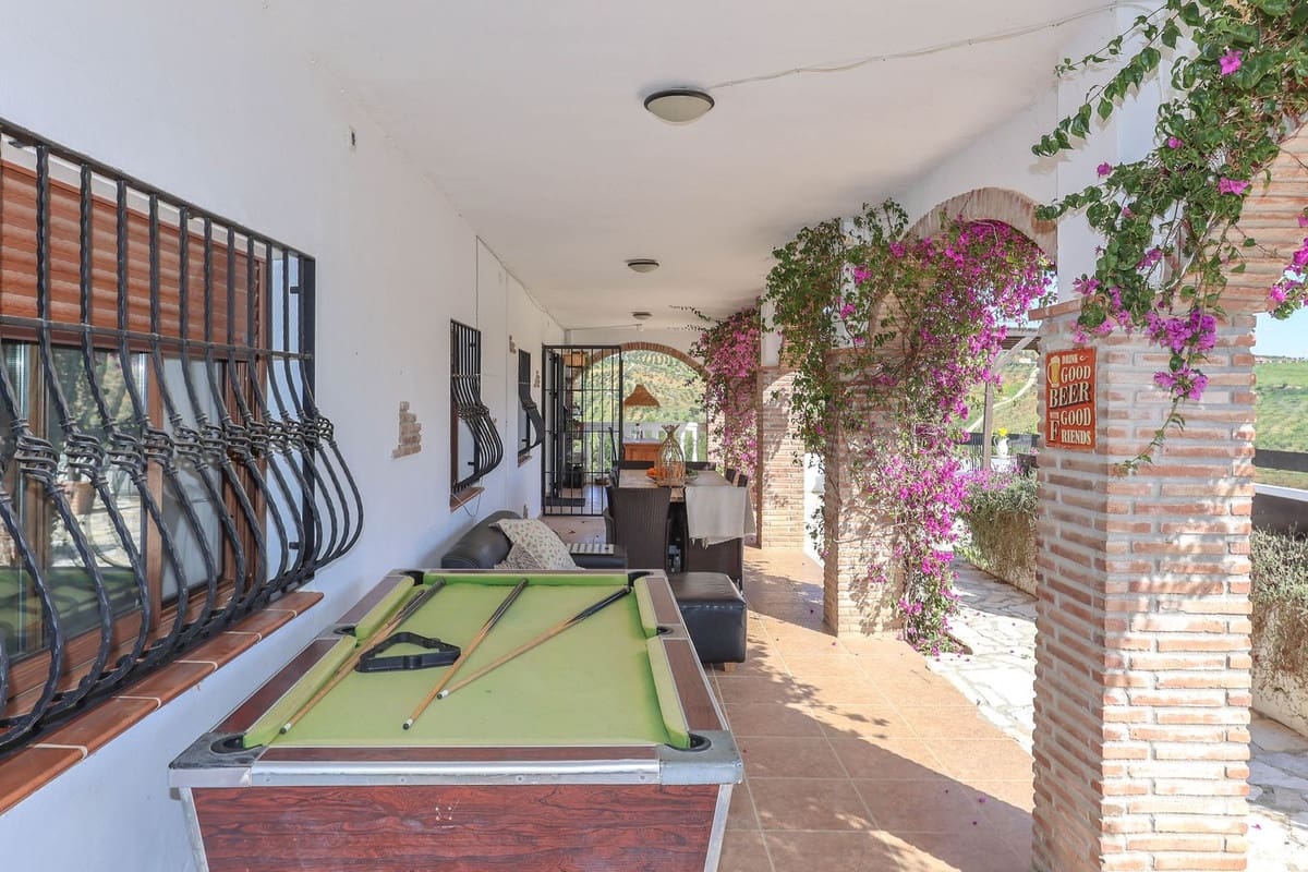 4 bedroom Villa for sale in Alozaina with pool garage - € 690,000 (Ref: 8820798)