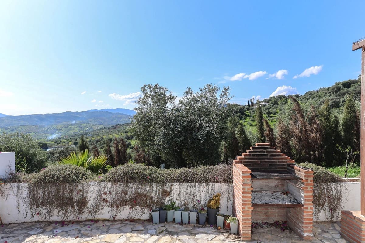 4 bedroom Villa for sale in Alozaina with pool garage - € 690,000 (Ref: 8820798)