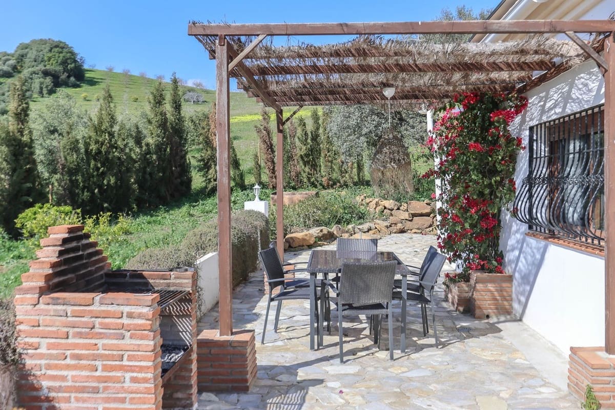 4 bedroom Villa for sale in Alozaina with pool garage - € 690,000 (Ref: 8820798)