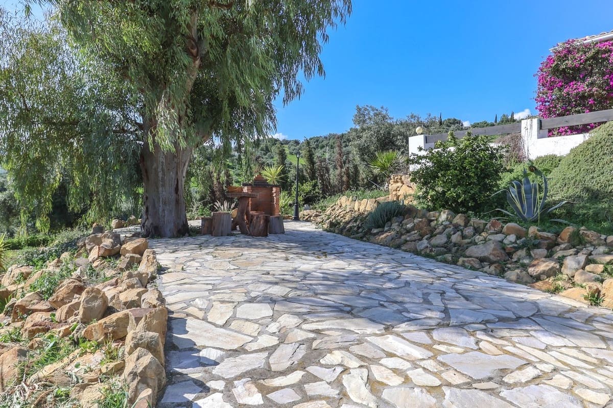 4 bedroom Villa for sale in Alozaina with pool garage - € 690,000 (Ref: 8820798)