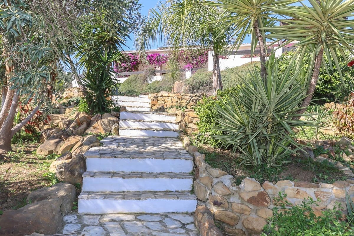 4 bedroom Villa for sale in Alozaina with pool garage - € 690,000 (Ref: 8820798)