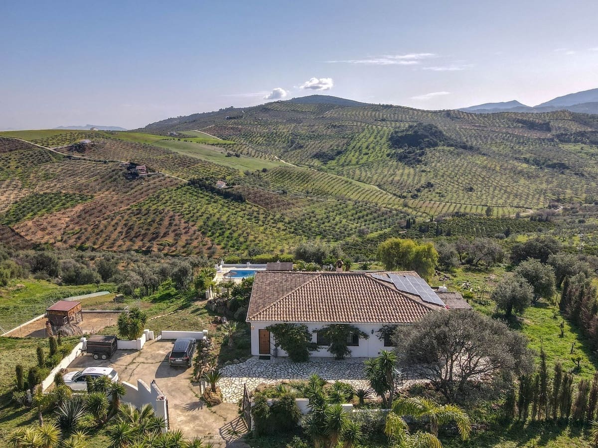 4 bedroom Villa for sale in Alozaina with pool garage - € 690,000 (Ref: 8820798)