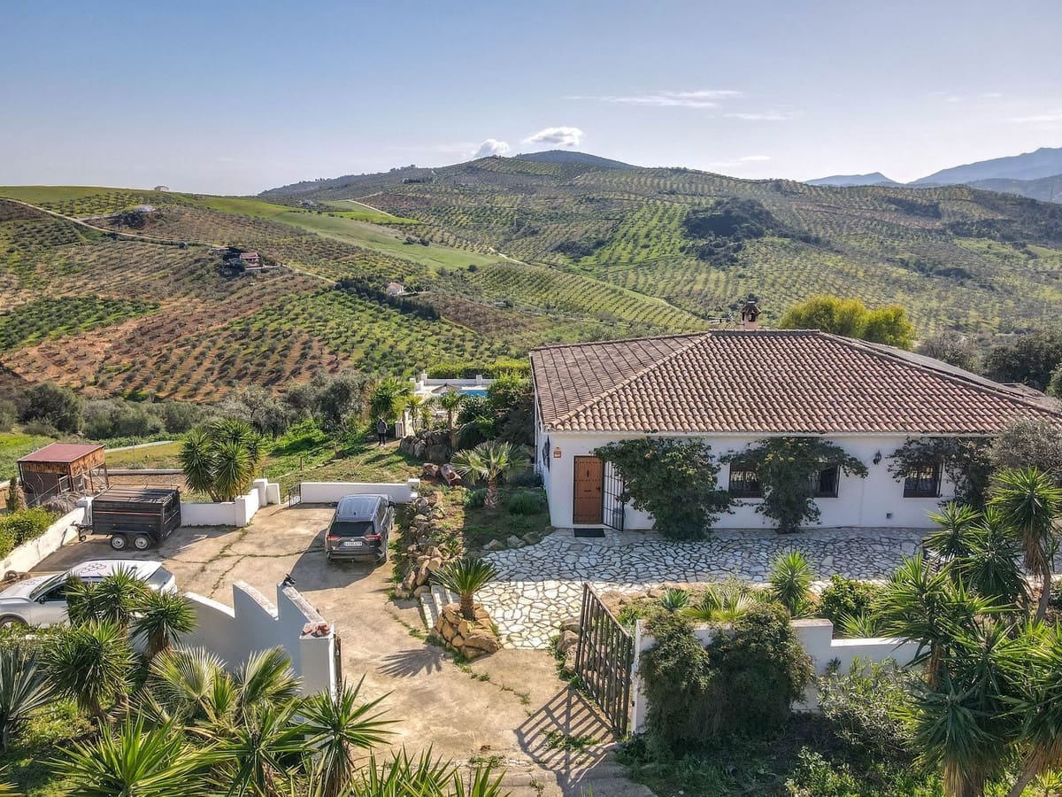 4 bedroom Villa for sale in Alozaina with pool garage - € 690,000 (Ref: 8820798)