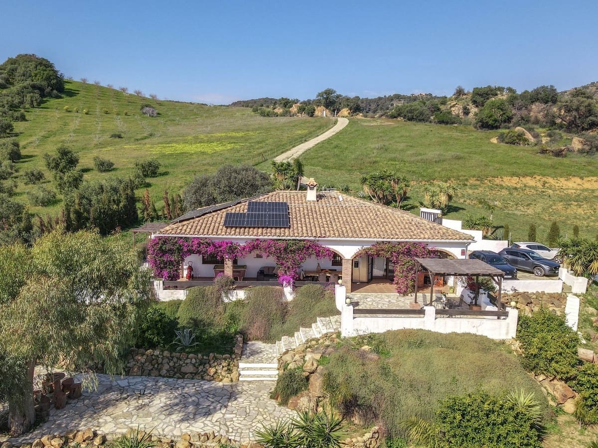 4 bedroom Villa for sale in Alozaina with pool garage - € 690,000 (Ref: 8820798)