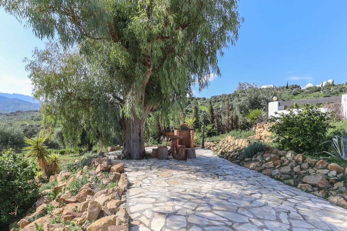 4 bedroom Villa for sale in Alozaina with pool garage - € 690,000 (Ref: 8820798)