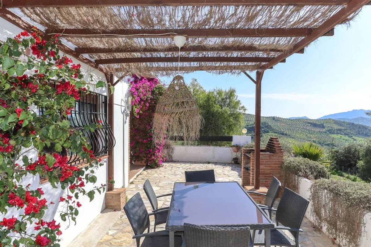 4 bedroom Villa for sale in Alozaina with pool garage - € 690,000 (Ref: 8820798)