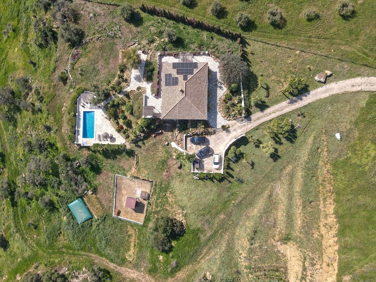 4 bedroom Villa for sale in Alozaina with pool garage - € 690,000 (Ref: 8820798)