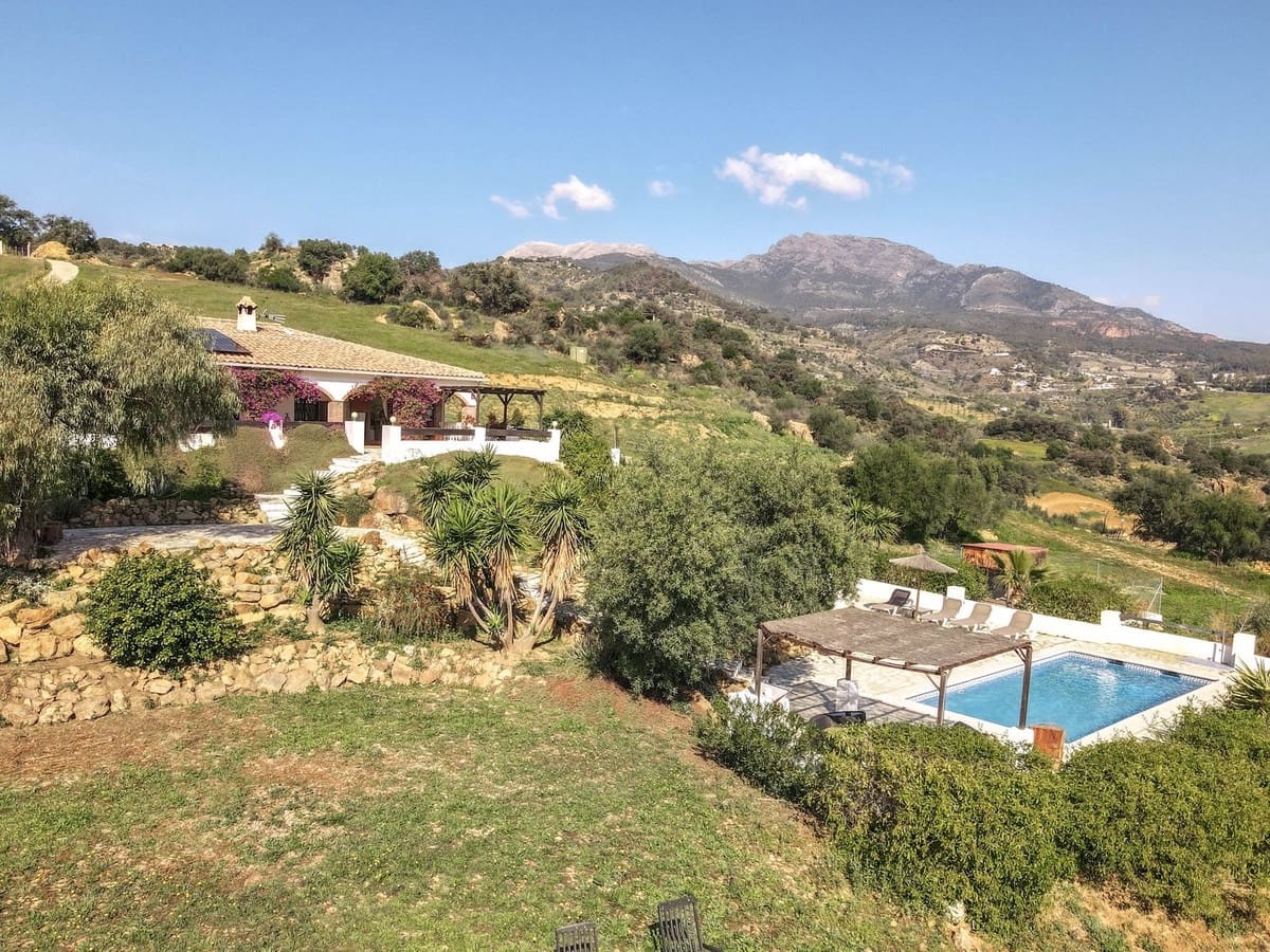 4 bedroom Villa for sale in Alozaina with pool garage - € 690,000 (Ref: 8820798)