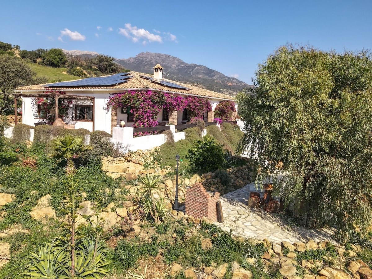 4 bedroom Villa for sale in Alozaina with pool garage - € 690,000 (Ref: 8820798)