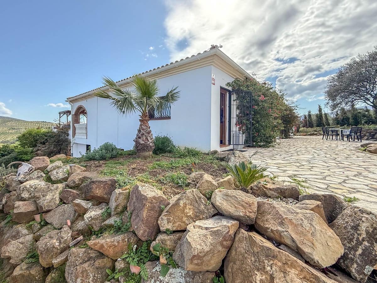 4 bedroom Villa for sale in Alozaina with pool garage - € 690,000 (Ref: 8820798)