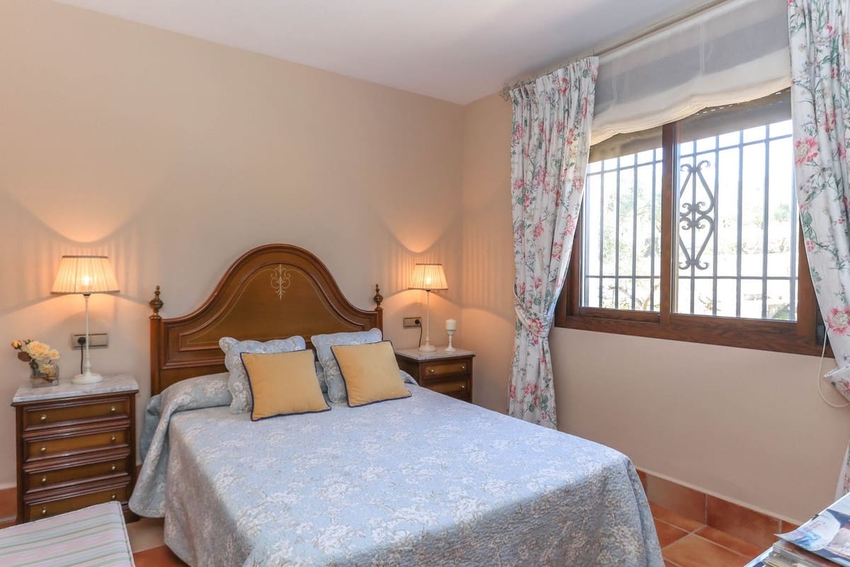 4 soveværelse Villa til salg i Guaro med garage - € 395.000 (Ref: 8863435)