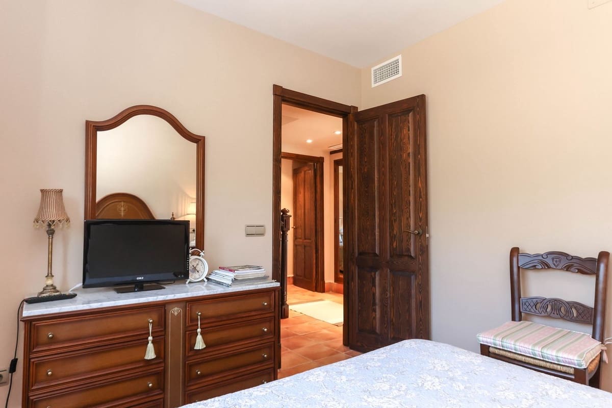 4 soveværelse Villa til salg i Guaro med garage - € 395.000 (Ref: 8863435)