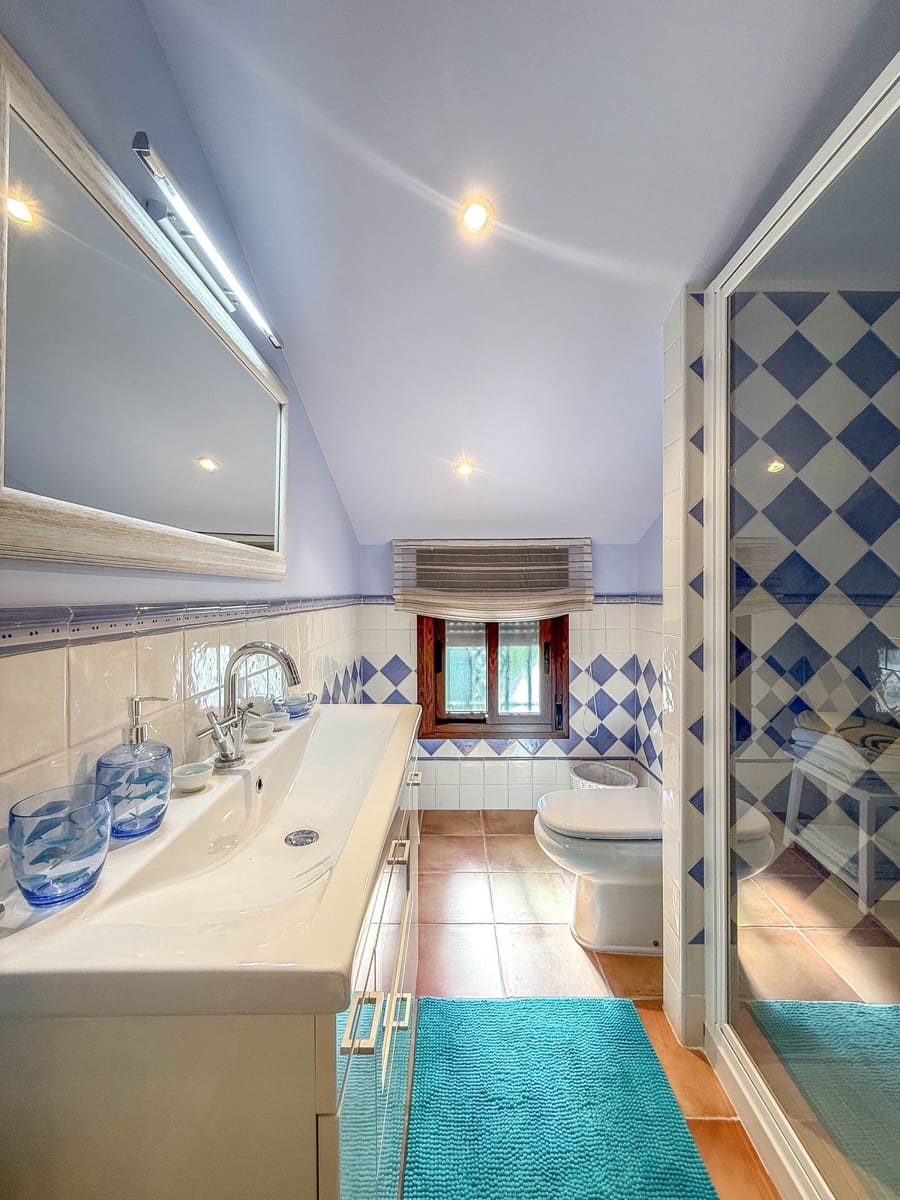 4 soveværelse Villa til salg i Guaro med garage - € 395.000 (Ref: 8863435)