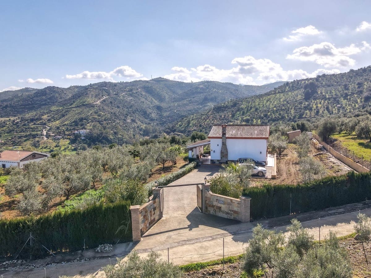 4 soveværelse Villa til salg i Guaro med garage - € 395.000 (Ref: 8863435)