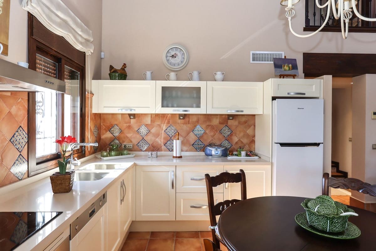 4 Zimmer Villa zu verkaufen in Guaro mit Garage - 395.000 € (Ref: 8863435)