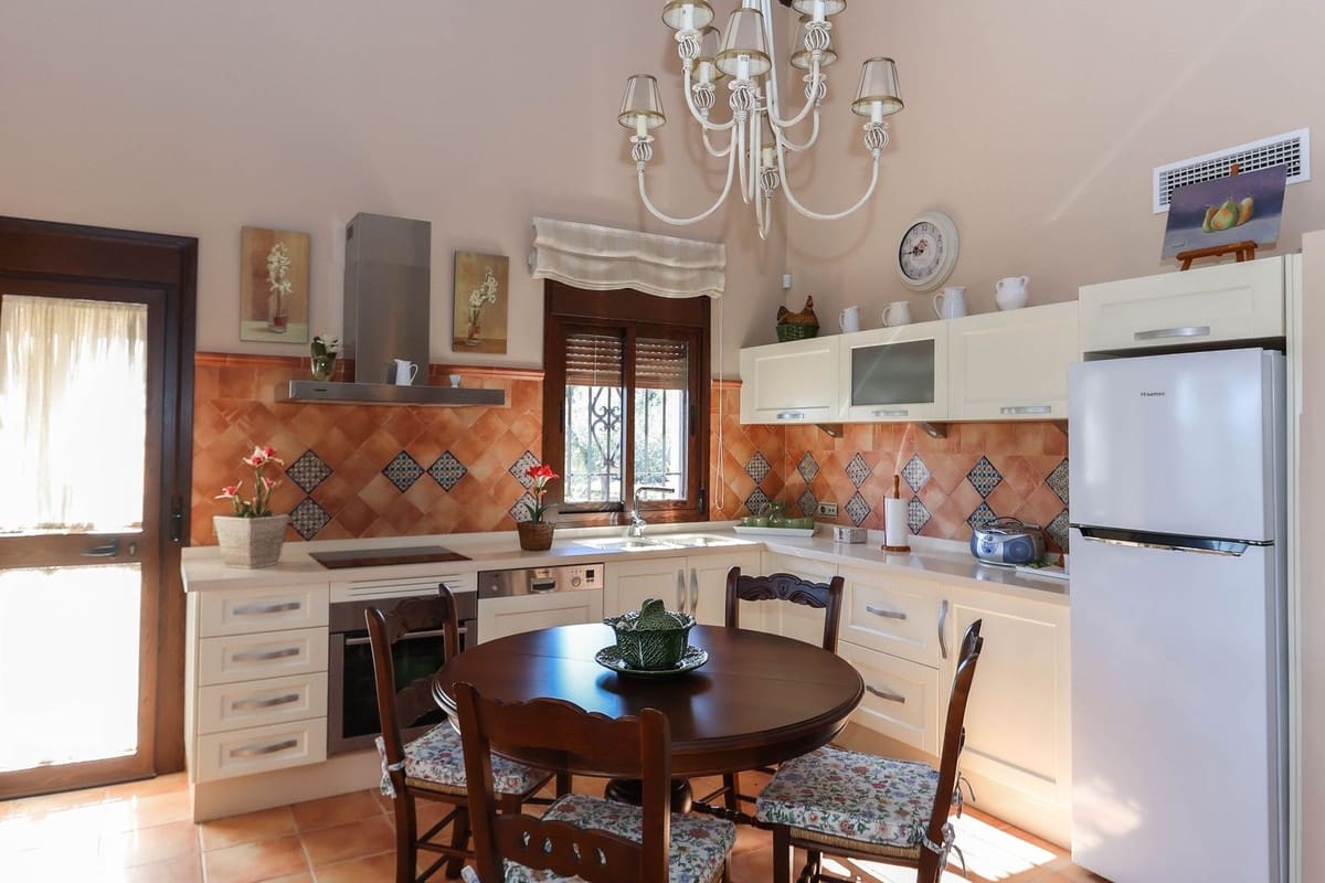 4 soverom Villa til salgs i Guaro med garasje - € 395 000 (Ref: 8863435)